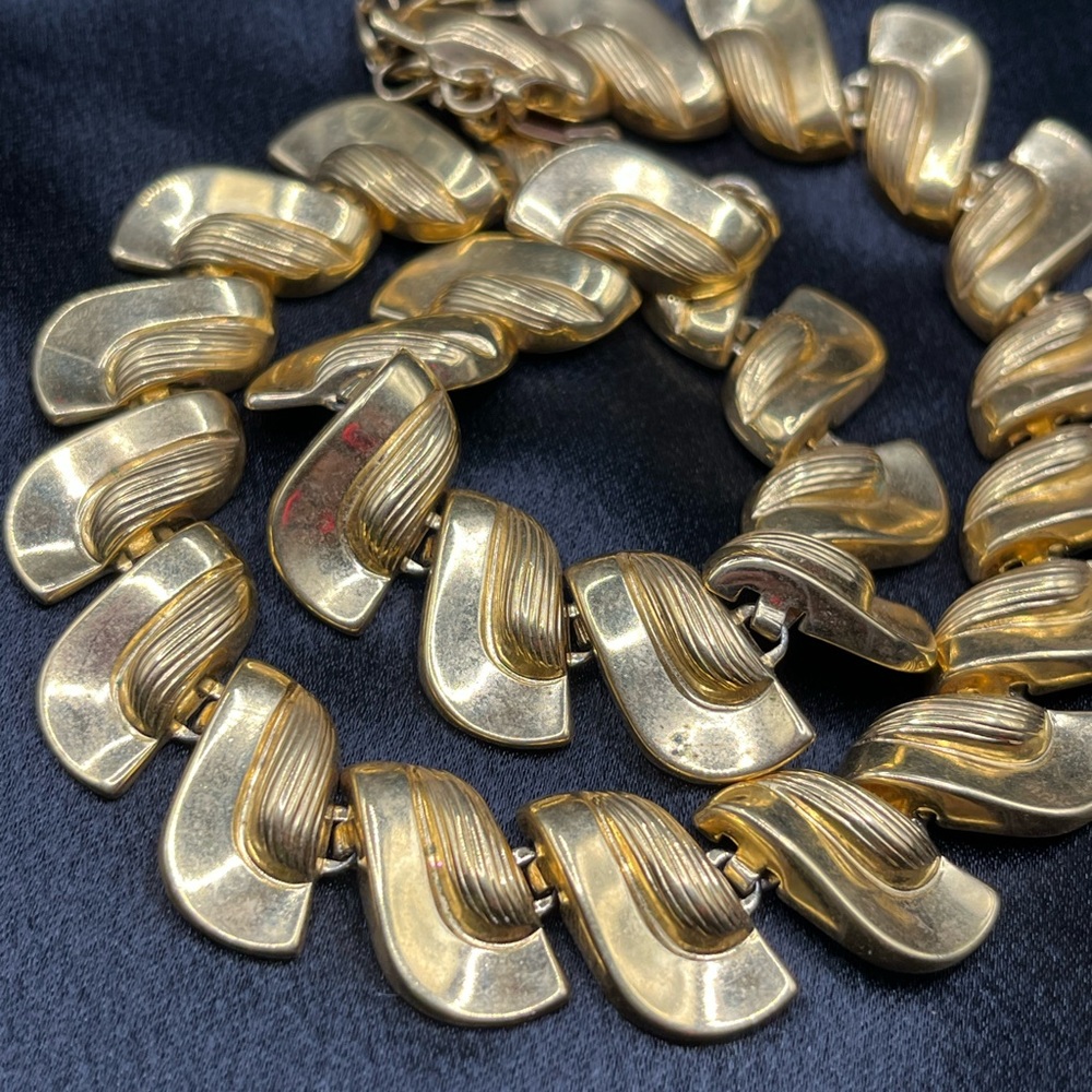 Vintage Gold tone scallop link necklace adjustable